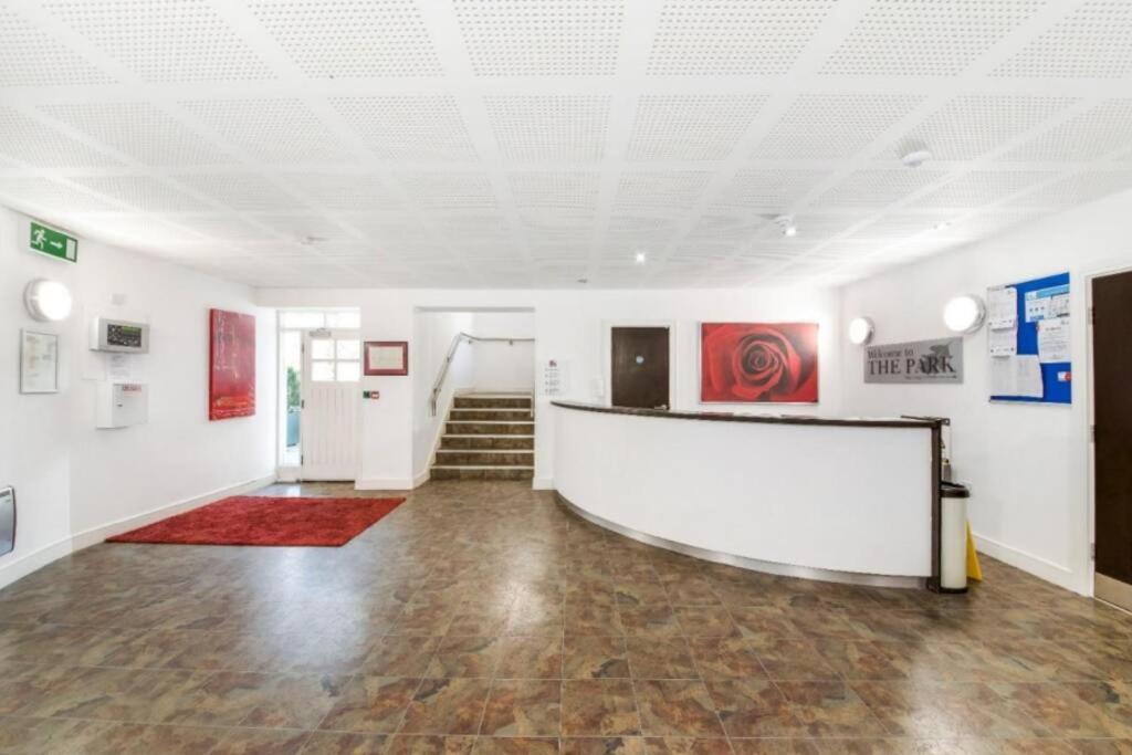 Lovely 1 Bedroom Apartment With Free Parking & Gym Kirkburton Экстерьер фото