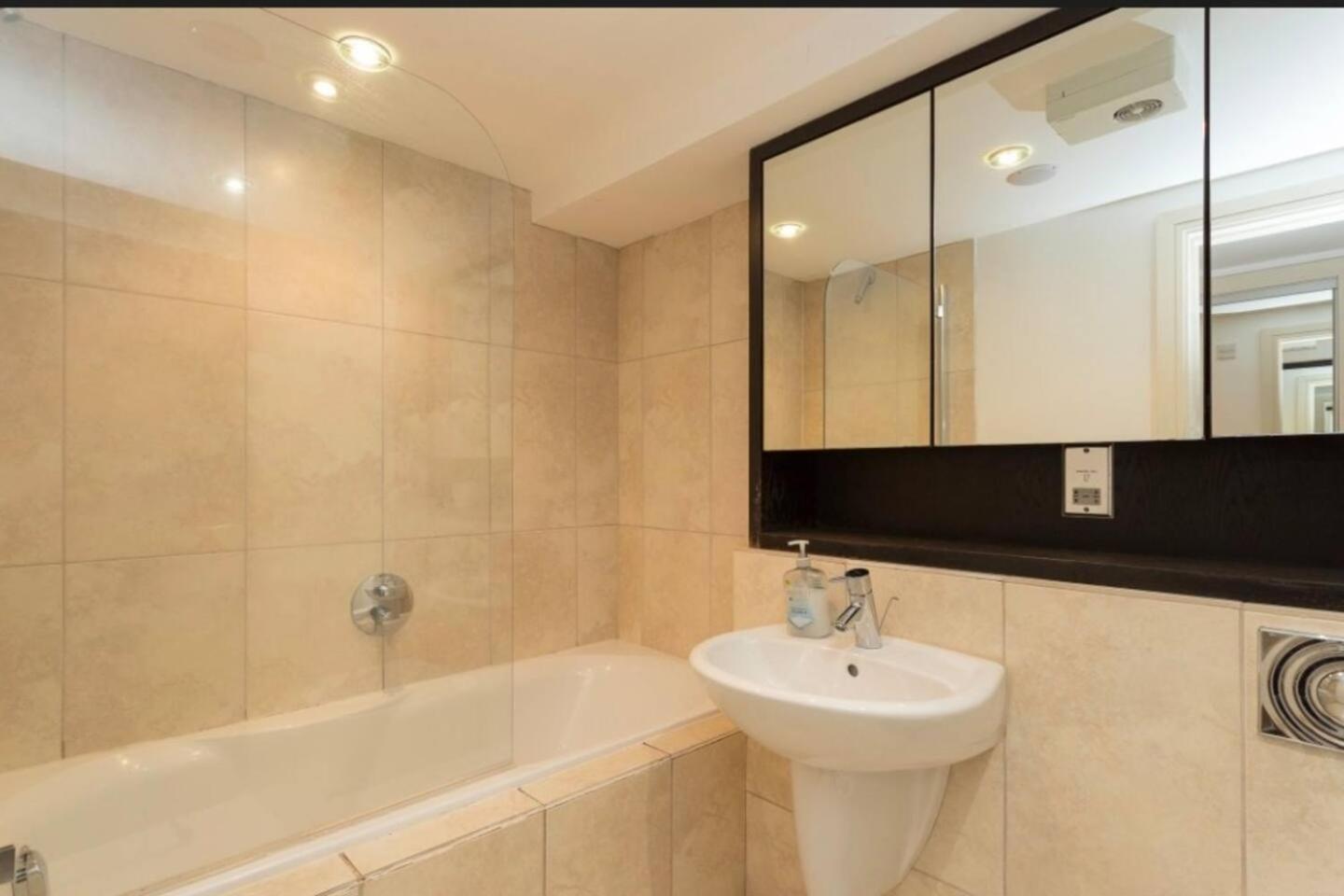 Lovely 1 Bedroom Apartment With Free Parking & Gym Kirkburton Экстерьер фото