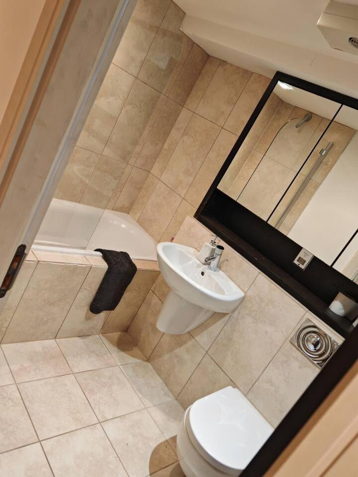 Lovely 1 Bedroom Apartment With Free Parking & Gym Kirkburton Экстерьер фото