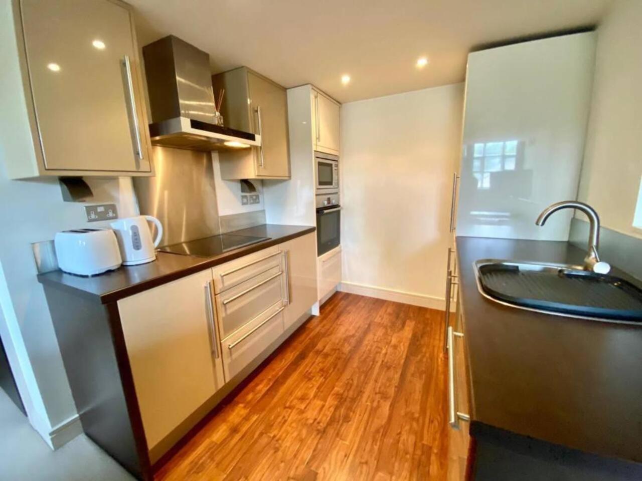Lovely 1 Bedroom Apartment With Free Parking & Gym Kirkburton Экстерьер фото